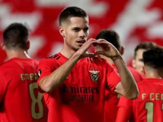 Will wieder ins DFB-Team: Julian Weigl feiert ein Tor für Benfica Lissabon. Foto: Pedro Fiuza/ZUMA Wire/dpa Will wieder ins DFB-Team: Julian Weigl feiert ein Tor für Benfica Lissabon. Foto: Pedro Fiuza/ZUMA Wire/dpa