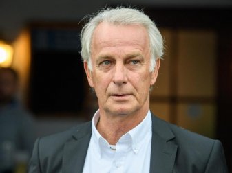 Die Erinnerung an das «Büchsenwurf-Drama» schmerzt noch heute: Rainer Bonhof, Vizepräsident von Borussia Mönchengladbach. Foto: picture alliance / Matthias Balk/dpa Die Erinnerung an das «Büchsenwurf-Drama» schmerzt noch heute: Rainer Bonhof, Vizepräsident von Borussia Mönchengladbach. Foto: picture alliance / Matthias Balk/dpa