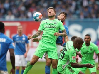 Fans von Hansa Rostock sorgten beim Spiel gegen den SV Sandhausen mit einem Banner für Empörung. Foto: Danny Gohlke/dpa Fans von Hansa Rostock sorgten beim Spiel gegen den SV Sandhausen mit einem Banner für Empörung. Foto: Danny Gohlke/dpa