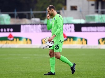 KSC-Torwart Marius Gersbeck verlässt den Platz, nachdem er die rote Karte erhalten hat. Foto: Uli Deck/dpa KSC-Torwart Marius Gersbeck verlässt den Platz, nachdem er die rote Karte erhalten hat. Foto: Uli Deck/dpa
