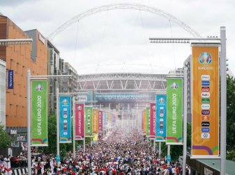 Fans gehen den Wembley Way entlang zum Stadion. Rund um das EM-Finale kam es am Endspielort zu Ausschreitungen. Foto: Zac Goodwin/PA Wire/dpa Fans gehen den Wembley Way entlang zum Stadion. Rund um das EM-Finale kam es am Endspielort zu Ausschreitungen. Foto: Zac Goodwin/PA Wire/dpa