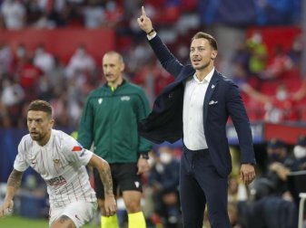 RB-Trainer Matthias Jaissle greift während eines Spiels taktisch mit einem Wechsel ein. Foto: Angel Fernandez/AP/dpa RB-Trainer Matthias Jaissle greift während eines Spiels taktisch mit einem Wechsel ein. Foto: Angel Fernandez/AP/dpa
