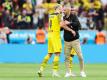 Dortmunds Erling Haaland (l) und Trainer Marco Rose umarmen sich nach einem Sieg. Foto: Rolf Vennenbernd/dpa
