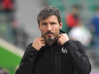 Fordert die Spiele nicht nur zu bestimmen, sondern auch zu gewinnen: Wolfsburgs Trainer Mark van Bommel. Foto: Swen Pförtner/dpa Fordert die Spiele nicht nur zu bestimmen, sondern auch zu gewinnen: Wolfsburgs Trainer Mark van Bommel. Foto: Swen Pförtner/dpa