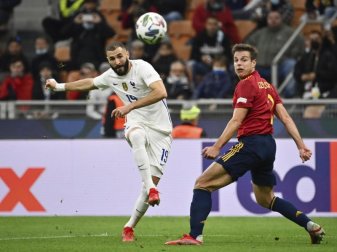 Karim Benzema (l) muss sich in Versailles wegen Beihilfe zu einem Erpressungsversuch verantworten. Foto: Massimo Paolone/LaPresse via AP/dpa Karim Benzema (l) muss sich in Versailles wegen Beihilfe zu einem Erpressungsversuch verantworten. Foto: Massimo Paolone/LaPresse via AP/dpa