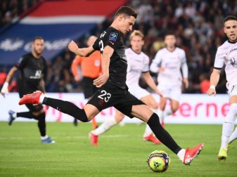 Julian Draxler (M.) steht in der Startelf von Paris Saint-Germain. Foto: Franck Fife/AFP/dpa Julian Draxler (M.) steht in der Startelf von Paris Saint-Germain. Foto: Franck Fife/AFP/dpa