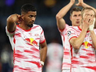 Leipzigs Abwehrspieler Benjamin Henrichs und Leipzigs Mittelfeldspieler Konrad Laimer reagieren nach dem Spiel. Foto: Jan Woitas/dpa-Zentralbild/dpa Leipzigs Abwehrspieler Benjamin Henrichs und Leipzigs Mittelfeldspieler Konrad Laimer reagieren nach dem Spiel. Foto: Jan Woitas/dpa-Zentralbild/dpa