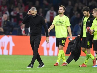 Dortmunds Trainer Marco Rose geht nach dem 4:0 für Amsterdam vom Platz. Foto: Bernd Thissen/dpa Dortmunds Trainer Marco Rose geht nach dem 4:0 für Amsterdam vom Platz. Foto: Bernd Thissen/dpa