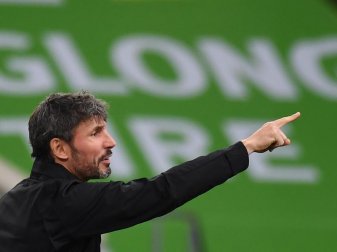 Ist mit Wolfsburg in Salzburg gefordert: VfL-Coach Mark van Bommel. Foto: Swen Pförtner/dpa