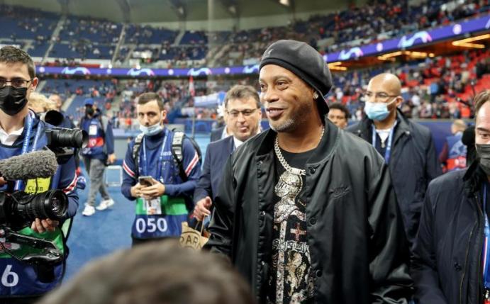 Der ehemalige Profi-Fußballer Ronaldo de Assis Moreira, besser bekannt als Ronaldinho, besucht die Champions-League-Partie im Prinzenpark. Foto: Jan Woitas/dpa