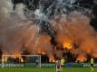 Beim Spiel in Amsterdam wird Pyrotechnik auf den Tribünen abgebrannt. Foto: Peter Dejong/AP/dpa