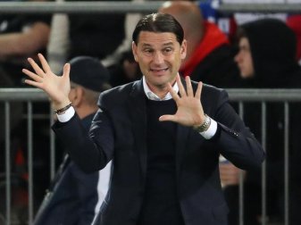 Will als Gruppenerster aus Sevilla zurückkehren: Leverkusens Trainer Gerardo Seoane gestikuliert. Foto: Friso Gentsch/dpa Will als Gruppenerster aus Sevilla zurückkehren: Leverkusens Trainer Gerardo Seoane gestikuliert. Foto: Friso Gentsch/dpa