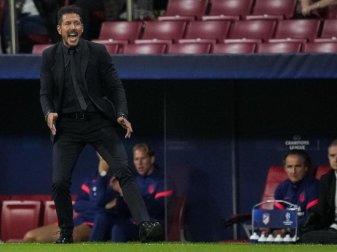 Kein Freund des Handschlags nach dem Spiel: Atleticos Trainer Diego Simeone agiert sehr emotional. Foto: Manu Fernandez/AP/dpa Kein Freund des Handschlags nach dem Spiel: Atleticos Trainer Diego Simeone agiert sehr emotional. Foto: Manu Fernandez/AP/dpa