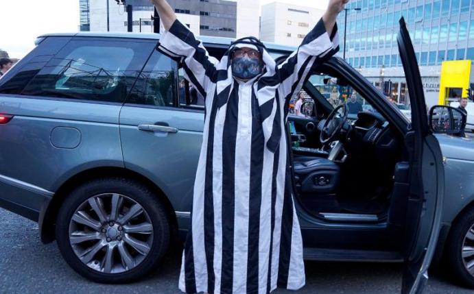 Ein Fan von Newcastle United jubelt in immitierter arabischer Kleidung. Foto: Owen Humphreys/PA Wire/dpa