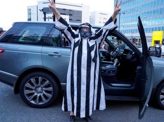Ein Fan von Newcastle United jubelt in immitierter arabischer Kleidung. Foto: Owen Humphreys/PA Wire/dpa Ein Fan von Newcastle United jubelt in immitierter arabischer Kleidung. Foto: Owen Humphreys/PA Wire/dpa