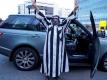 Ein Fan von Newcastle United jubelt in immitierter arabischer Kleidung. Foto: Owen Humphreys/PA Wire/dpa