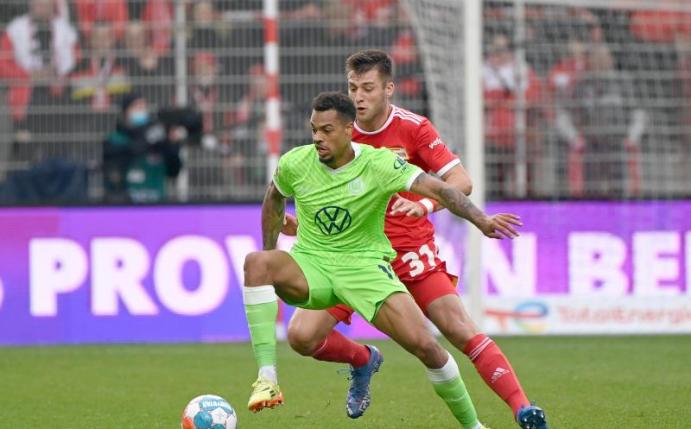 Lukas Nmecha (v) soll für Wolfsburg die Tore schießen. Foto: Matthias Koch/dpa