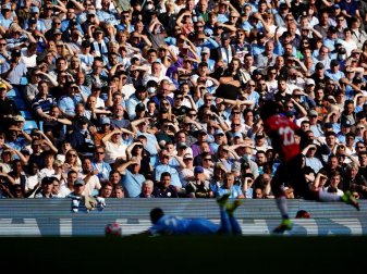 Ein Fan von Manchester City ist nach dem Champions-League-Spiel beim FC Brügge attackiert und lebensgefährlich verletzt worden. Foto: Zac Goodwin/PA Wire/dpa Ein Fan von Manchester City ist nach dem Champions-League-Spiel beim FC Brügge attackiert und lebensgefährlich verletzt worden. Foto: Zac Goodwin/PA Wire/dpa