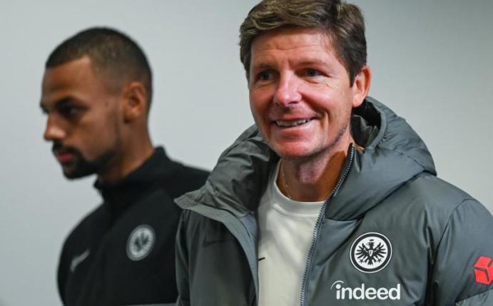 Will mit der Eintracht gegen Olympiakos Piräus Wiedergutmachung betreiben: Trainer Oliver Glasner. Foto: Arne Dedert/dpa
