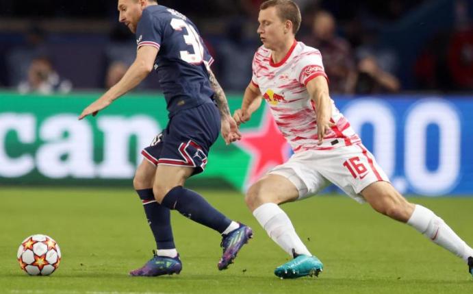 RB Leipzig muss vorerst auf Lukas Klostermann (r) verzichten. Foto: Jan Woitas/dpa