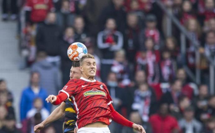 Der SC Freiburg bangt um den Einsatz von Nils Petersen (r). Foto: Tom Weller/dpa