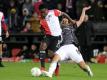 Unions Rani Khedira (r) versucht Luis Sinisterra vom Ball zu trennen. Foto: Patrick Post/AP/dpa