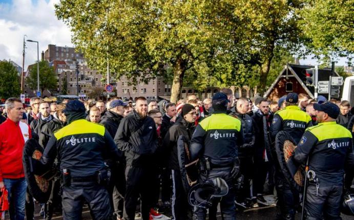 Union-Fans und Polizisten stehen sich in Rotterdam gegenüber. Foto: ROBIN UTRECHT/ANP/dpa