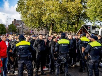 Union-Fans und Polizisten stehen sich in Rotterdam gegenüber. Foto: ROBIN UTRECHT/ANP/dpa Union-Fans und Polizisten stehen sich in Rotterdam gegenüber. Foto: ROBIN UTRECHT/ANP/dpa