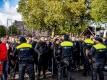 Union-Fans und Polizisten stehen sich in Rotterdam gegenüber. Foto: ROBIN UTRECHT/ANP/dpa