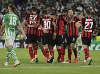 Robert Andrich (2.v.r) sorgte für gute Leverkusener Stimmung in Sevilla. Foto: Jose Luis Contreras/AP/dpa Robert Andrich (2.v.r) sorgte für gute Leverkusener Stimmung in Sevilla. Foto: Jose Luis Contreras/AP/dpa