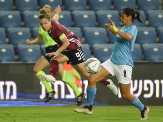 Sorgte mit ihrem Tor für einen der wenigen Glanzpunkte der DFB-Frauen in Israel: Svenja Huth (l). Foto: Berney Ardov/dpa Sorgte mit ihrem Tor für einen der wenigen Glanzpunkte der DFB-Frauen in Israel: Svenja Huth (l). Foto: Berney Ardov/dpa