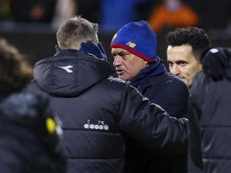 Bodo Glimts Trainer Kjetil Knutsen (l) spricht nach dem Spiel mit Roms Trainer Jose Mourinho. Foto: Mats Torbergsen/NTB/AP/dpa Bodo Glimts Trainer Kjetil Knutsen (l) spricht nach dem Spiel mit Roms Trainer Jose Mourinho. Foto: Mats Torbergsen/NTB/AP/dpa