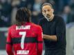 Stuttgarts Trainer Pellegrino Matarazzo (r) gibt Stuttgarts Tanguy Coulibaly Anweisungen. Foto: David Inderlied/dpa