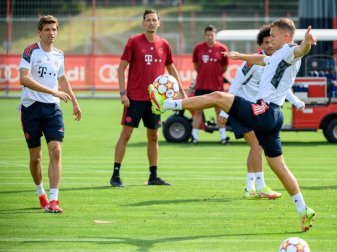 Bayerns Joshua Kimmich (r), Leroy Sane (hinten) und Thomas Müller halten den Ball hoch. Co-Trainer Dino Toppmöller beobachtet das Warm-Up. Foto: Matthias Balk/dpa Bayerns Joshua Kimmich (r), Leroy Sane (hinten) und Thomas Müller halten den Ball hoch. Co-Trainer Dino Toppmöller beobachtet das Warm-Up. Foto: Matthias Balk/dpa