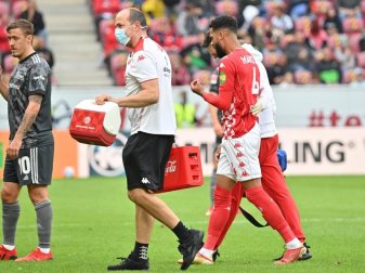 Der Mainzer Jeremiah St. Juste (r) verlässt verletzt den Platz. Foto: Torsten Silz/dpa Der Mainzer Jeremiah St. Juste (r) verlässt verletzt den Platz. Foto: Torsten Silz/dpa