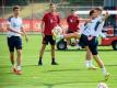 Bayerns Joshua Kimmich (r), Leroy Sane (hinten) und Thomas Müller halten den Ball hoch. Co-Trainer Dino Toppmöller beobachtet das Warm-Up. Foto: Matthias Balk/dpa