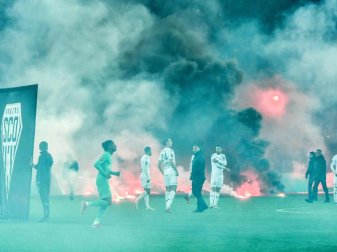 Die Partie zwischen AS St. Étienne und SCO Angers wurde erst mit knapp einstündiger Verspätung angepfiffen. Foto: Philippe Desmazes/AFP/dpa