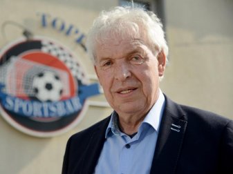 Der frühere Bundesliga-Trainer Klaus Toppmöller ist von der Ruhe seines Sohnes beeindruckt. Foto: Harald Tittel/dpa Der frühere Bundesliga-Trainer Klaus Toppmöller ist von der Ruhe seines Sohnes beeindruckt. Foto: Harald Tittel/dpa