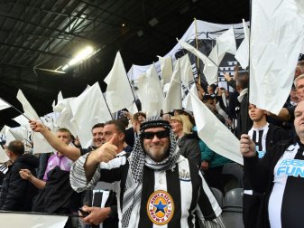 Dürfen ins Stadion: Fans mit Scheich-Kostümen Dürfen ins Stadion: Fans mit Scheich-Kostümen