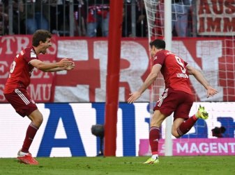 Bayerns Robert Lewandowski (r) jubelt mit Thomas Müller nach seinem Treffer. Foto: Sven Hoppe/dpa Bayerns Robert Lewandowski (r) jubelt mit Thomas Müller nach seinem Treffer. Foto: Sven Hoppe/dpa