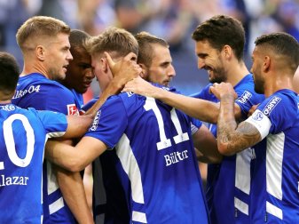 Schalke gewinnt gegen Dresden mit 3:0 Schalke gewinnt gegen Dresden mit 3:0