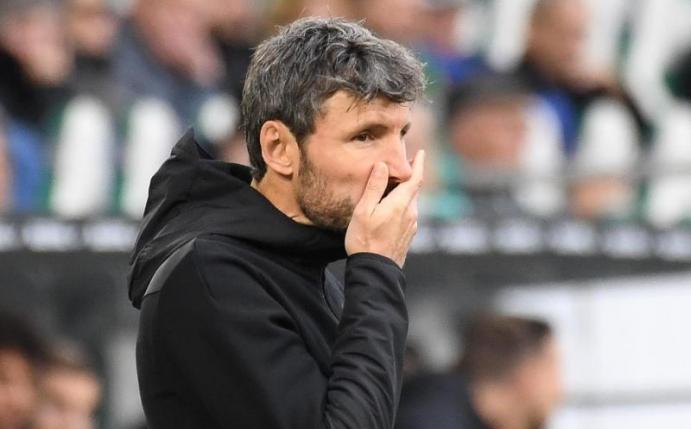 Wolfsburgs Trainer Mark van Bommel gerät unter Druck. Foto: Swen Pförtner/dpa