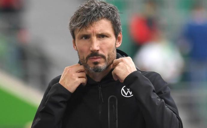 Ist nicht mehr Trainer beim VfL Wolfsburg: Mark van Bommel. Foto: Swen Pförtner/dpa
