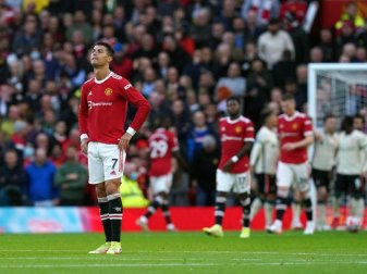 Cristiano Ronaldo musste mit Manchester United eine deftige Heimklatsche gegen den FC Liverpool hinnehmen. Foto: Martin Rickett/PA Wire/dpa Cristiano Ronaldo musste mit Manchester United eine deftige Heimklatsche gegen den FC Liverpool hinnehmen. Foto: Martin Rickett/PA Wire/dpa