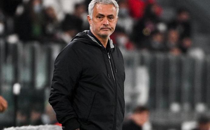 Wurde bei Roms Remis gegen Neapel auf die Tribüne verwiesen: AS-Coach José Mourinho. Foto: Marco Alpozzi/LaPresse via ZUMA Press/dpa