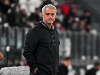 Wurde bei Roms Remis gegen Neapel auf die Tribüne verwiesen: AS-Coach José Mourinho. Foto: Marco Alpozzi/LaPresse via ZUMA Press/dpa Wurde bei Roms Remis gegen Neapel auf die Tribüne verwiesen: AS-Coach José Mourinho. Foto: Marco Alpozzi/LaPresse via ZUMA Press/dpa