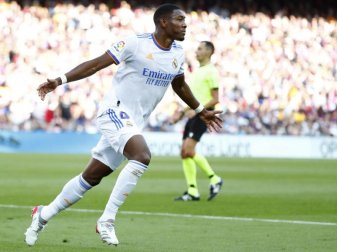 Erzielte ausgerechnet im Camp Nou sein erstes Tor für Real Madrid: Ex-Bayern-Spieler David Alaba. Foto: Joan Monfort/AP/dpa Erzielte ausgerechnet im Camp Nou sein erstes Tor für Real Madrid: Ex-Bayern-Spieler David Alaba. Foto: Joan Monfort/AP/dpa