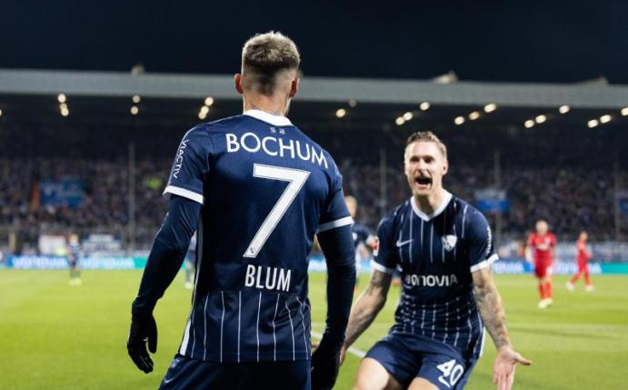 Bochums Danny Blum (l) und Sebastian Polter jubeln nach dem Treffer zum 1:0. Foto: Marcel Kusch/dpa