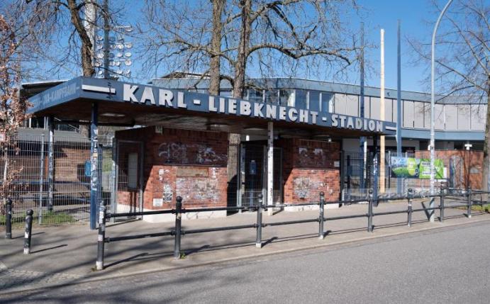 Der Eingang zum Karl-Liebknecht-Stadion im Potsdamer Stadtteil Babelsberg. Foto: Soeren Stache/dpa-Zentralbild/ZB