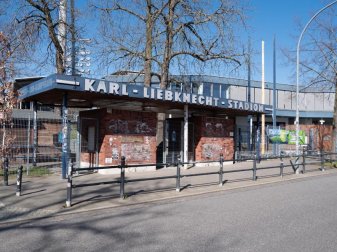 Der Eingang zum Karl-Liebknecht-Stadion im Potsdamer Stadtteil Babelsberg. Foto: Soeren Stache/dpa-Zentralbild/ZB Der Eingang zum Karl-Liebknecht-Stadion im Potsdamer Stadtteil Babelsberg. Foto: Soeren Stache/dpa-Zentralbild/ZB